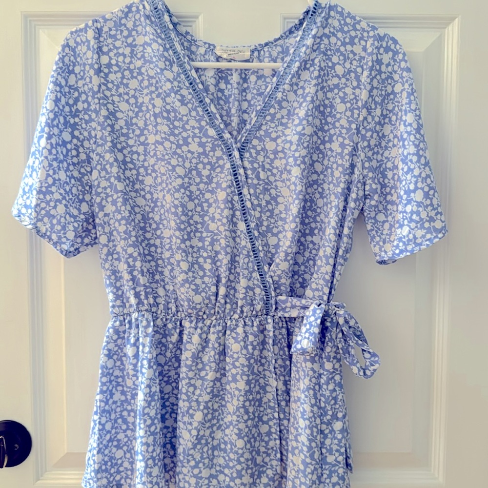 Faux wrap v neck shirt w/flutter sleeves sz S